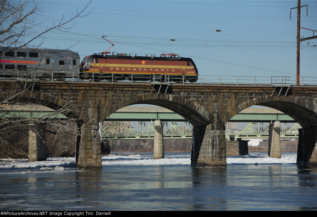 NJT 4636 heads over the Delaware River